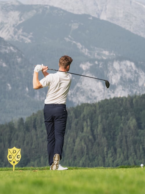 Golfanfänger am Green beim Abschlag