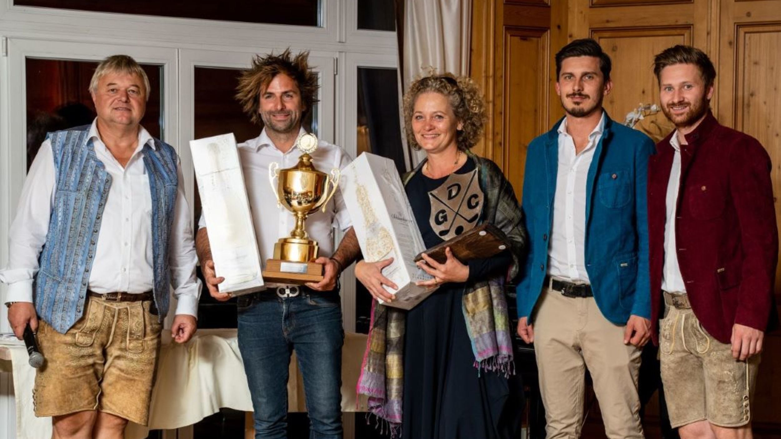 Die Sieger bei der Preisverleihung eines Golfturnieres in Oberösterreich
