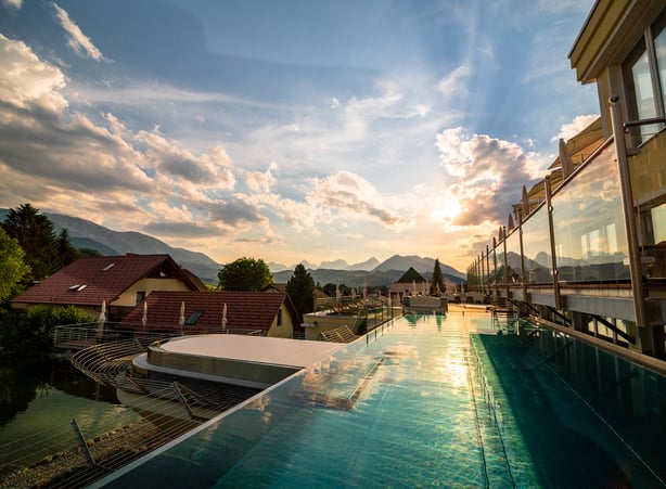 Ausblick aus dem Wellnessbereich des Golfhotel Dilly in Oberösterreich