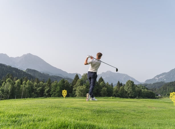 Ein Golfer beim Abschlag im Golfurlaub in Oberösterreich